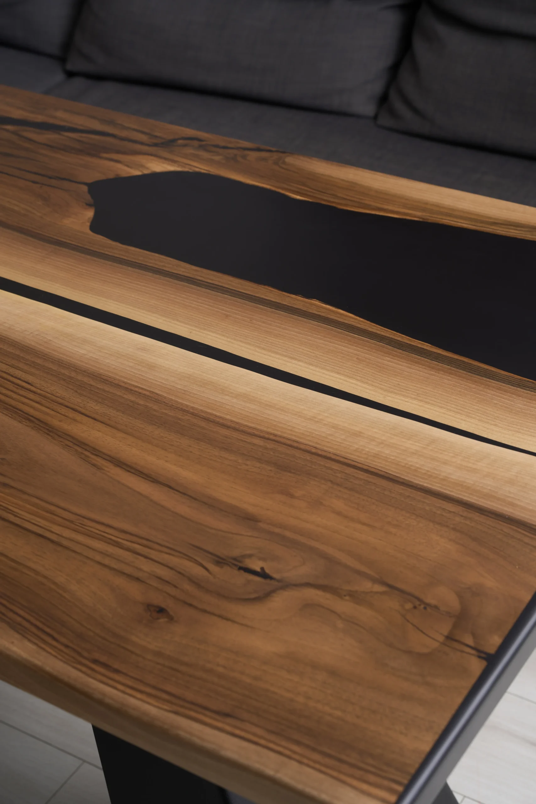 Stół z Orzecha Włoskiego i Czarnej Żywicy - obrazek 2