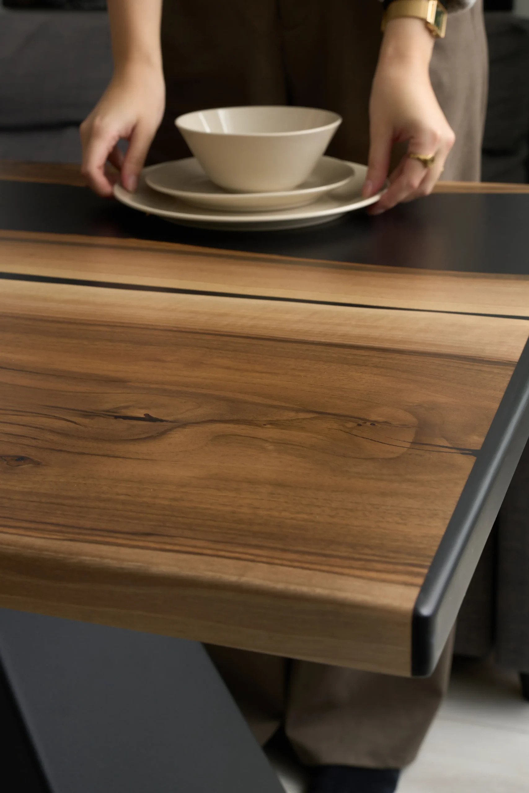 Stół z Orzecha Włoskiego i Czarnej Żywicy - obrazek 3