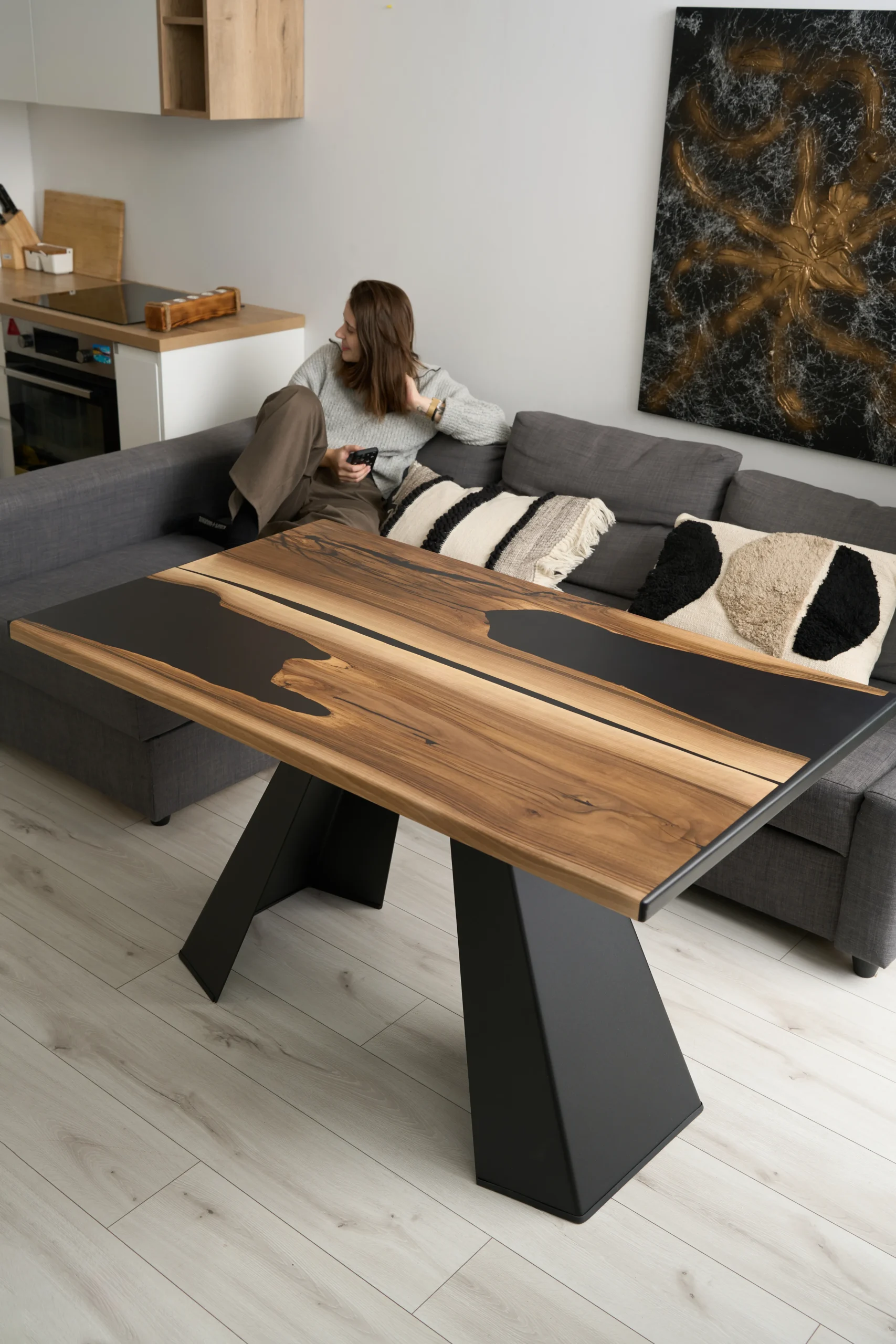 Stół z Orzecha Włoskiego i Czarnej Żywicy - obrazek 5