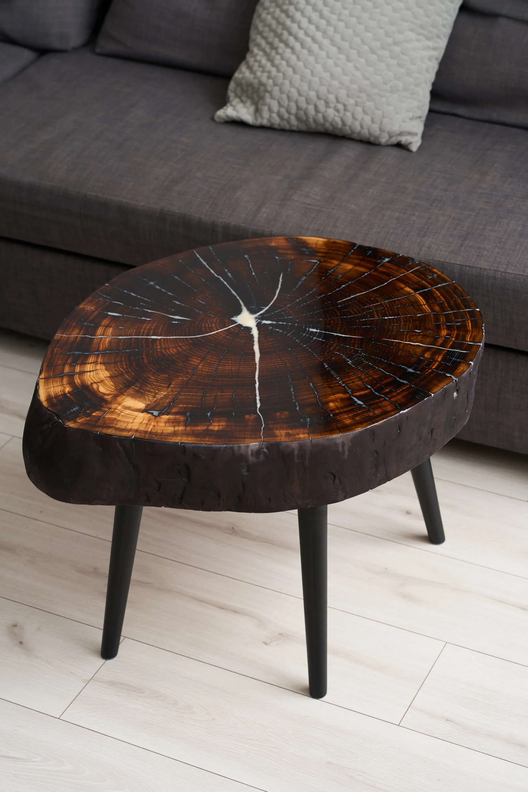 Stolik Kawowy z Opalanego Dębu i Białej Żywicy - obrazek 2