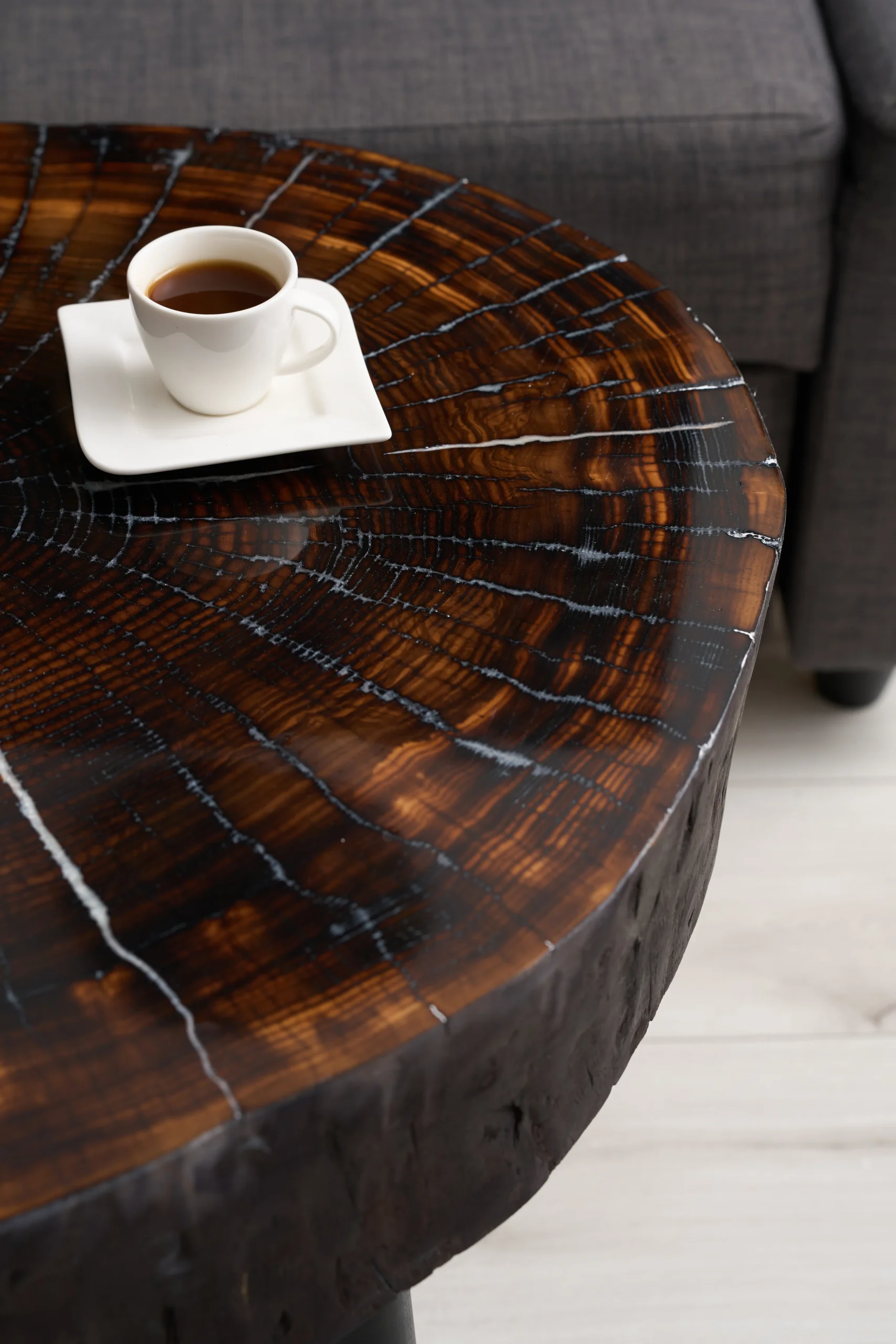 Stolik Kawowy z Opalanego Dębu i Białej Żywicy - obrazek 3