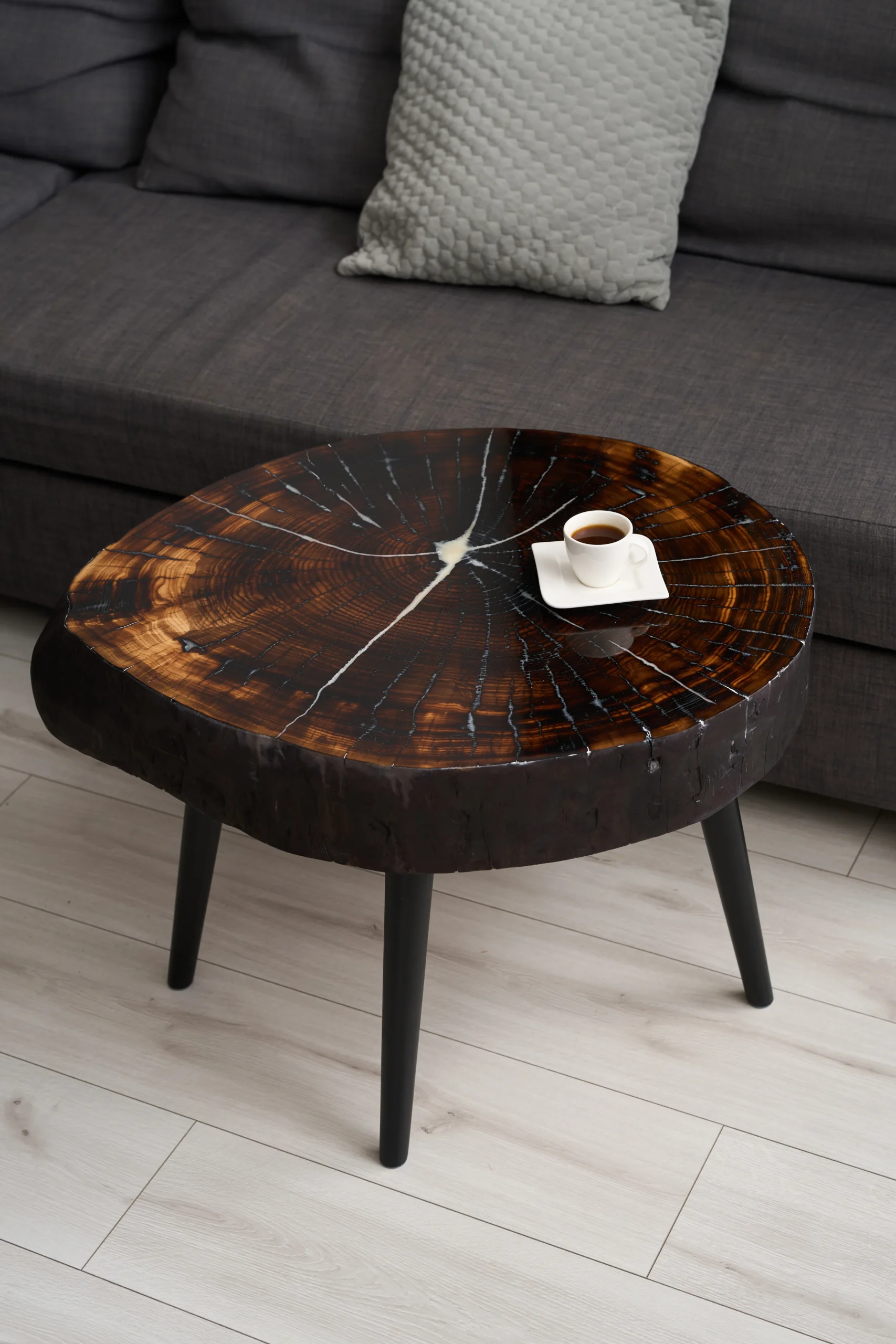 Stolik Kawowy z Opalanego Dębu i Białej Żywicy - obrazek 4