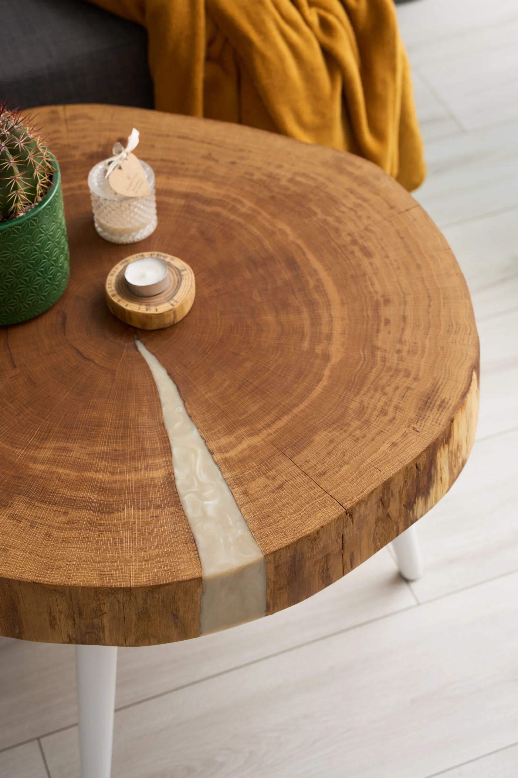 Stolik kawowy z plastra jesionu i białej żywicy - obrazek 3