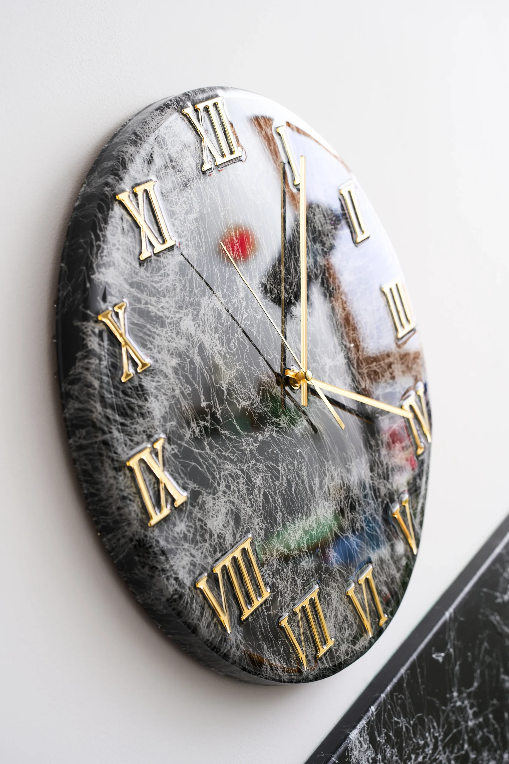 Zegar z żywicy czarno-srebrny - obrazek 2