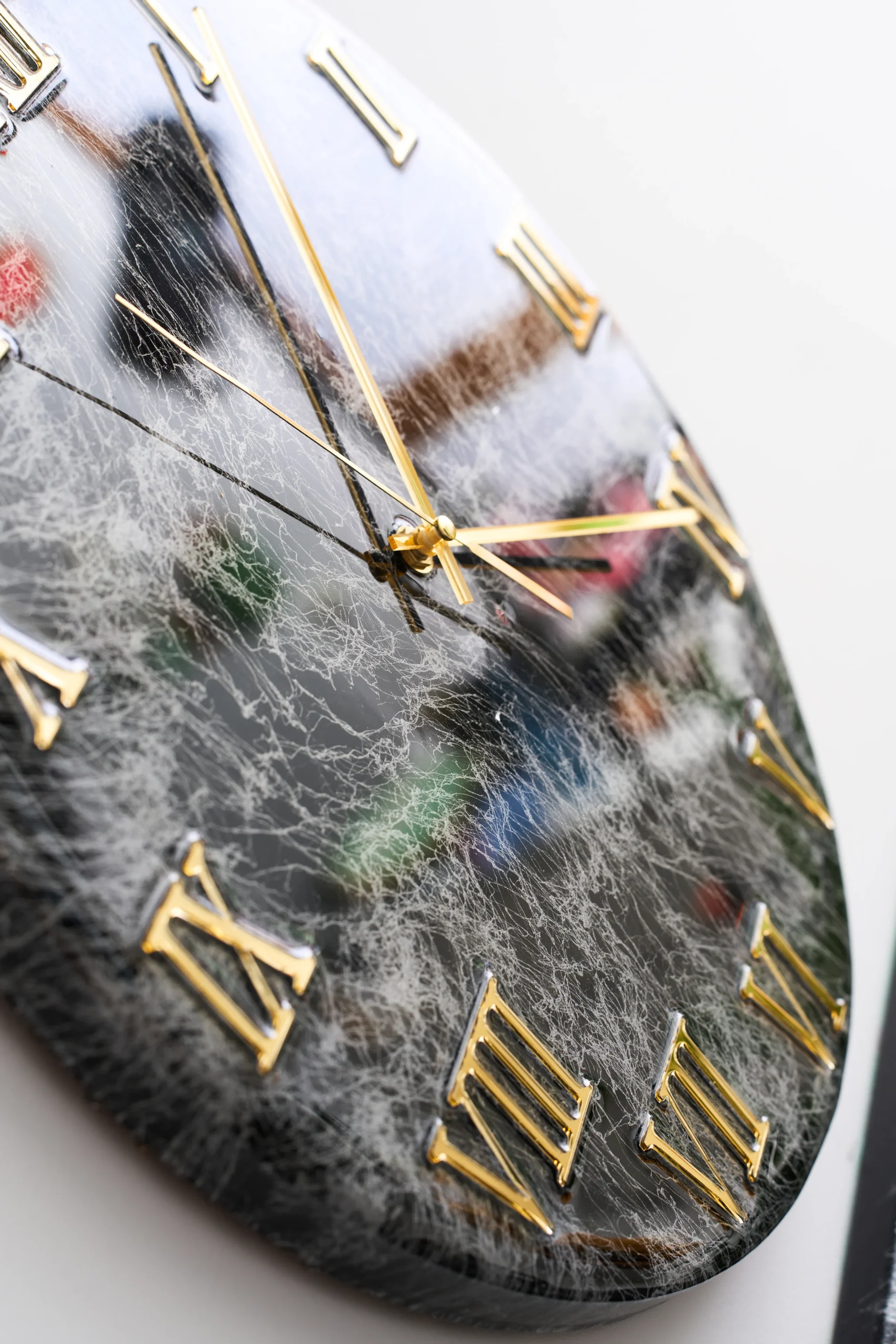 Zegar z żywicy czarno-srebrny - obrazek 4