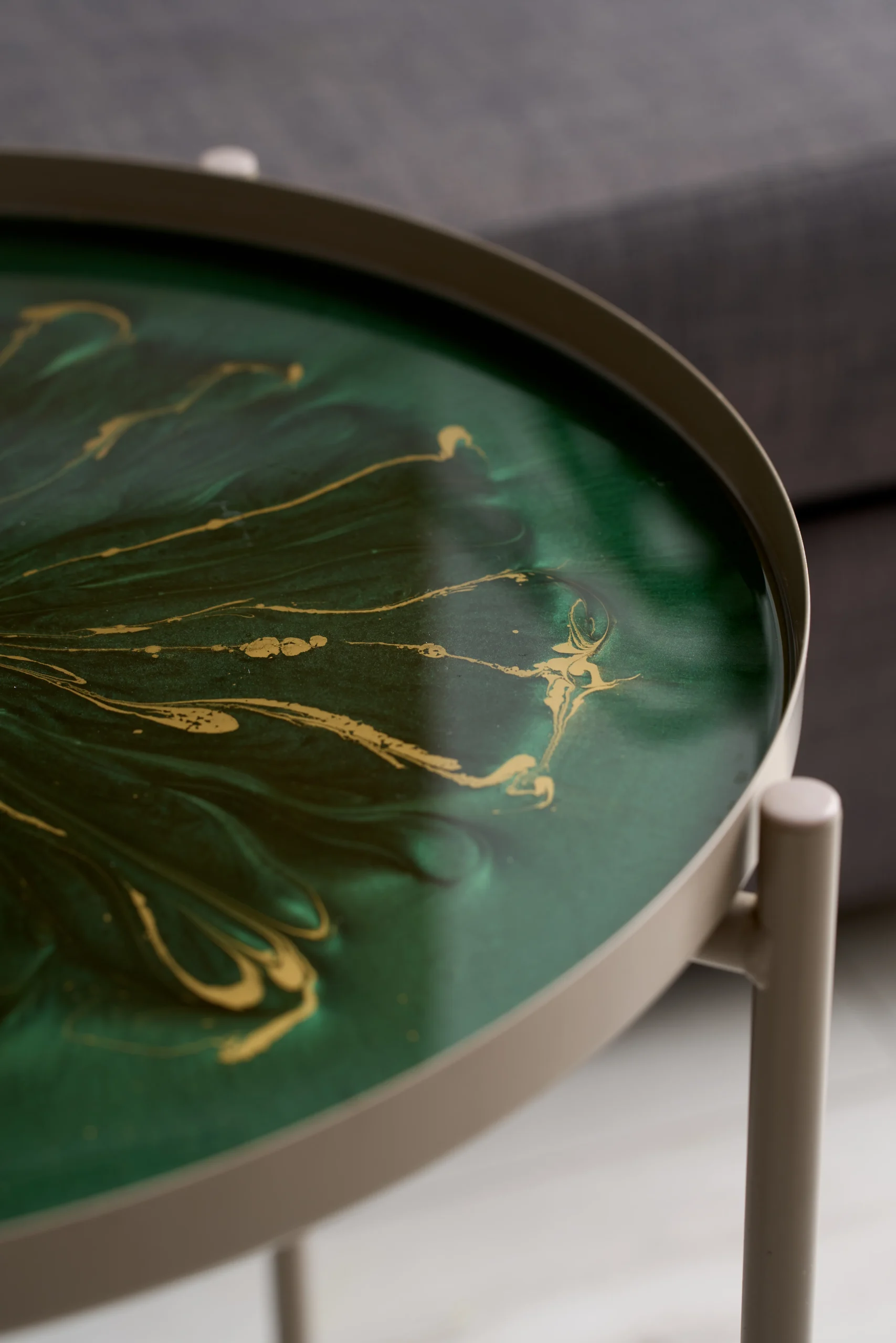 Metalowy stolik kawowy z żywicą -zielony - obrazek 2