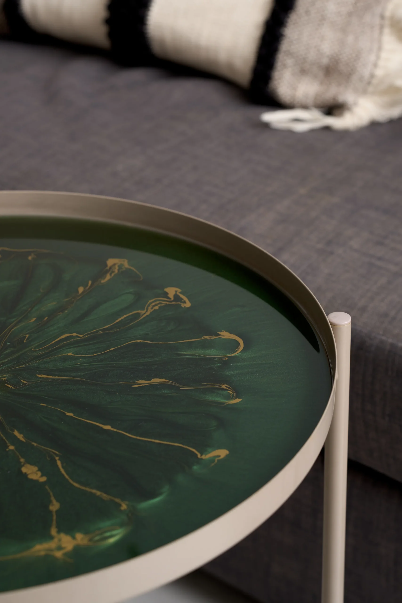 Metalowy stolik kawowy z żywicą -zielony - obrazek 3