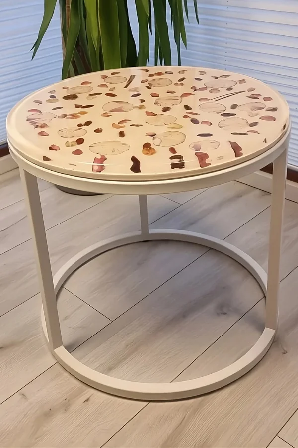 Biały okrągły stolik z żywicy epoksydowej