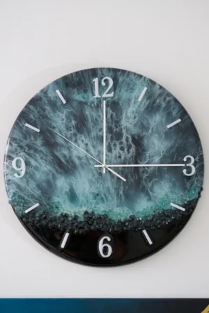 Niebieski zegar sćienny z żywicy epoksydowej