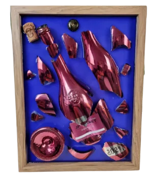 Potłuczona butelka szampana zatopiona w niebieskiej żywicy epoksydowej.