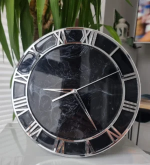 Czarnobiały zegar z rzymskimi cyframi, wykonany z żywicy epoksydowej, o średnicy 30 cm.