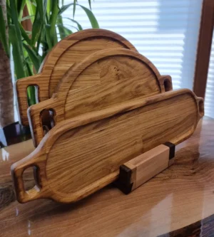 Trzy dębowe deski do serwowania z uchwytami, praktyczne akcesoria kuchenne.