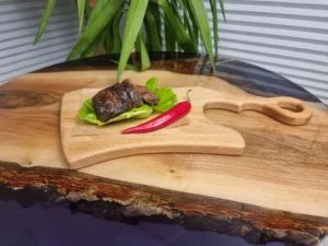 Drewniana deska do krojenia wykonana z buku.