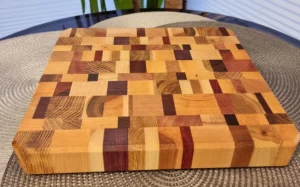 Deska do krojenia z różnorodnym wzorem drewna, idealna do przygotowywania posiłków w kuchni.