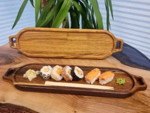 Podłużna deska do serwowania, która została zrobiona z drewna dębowego.