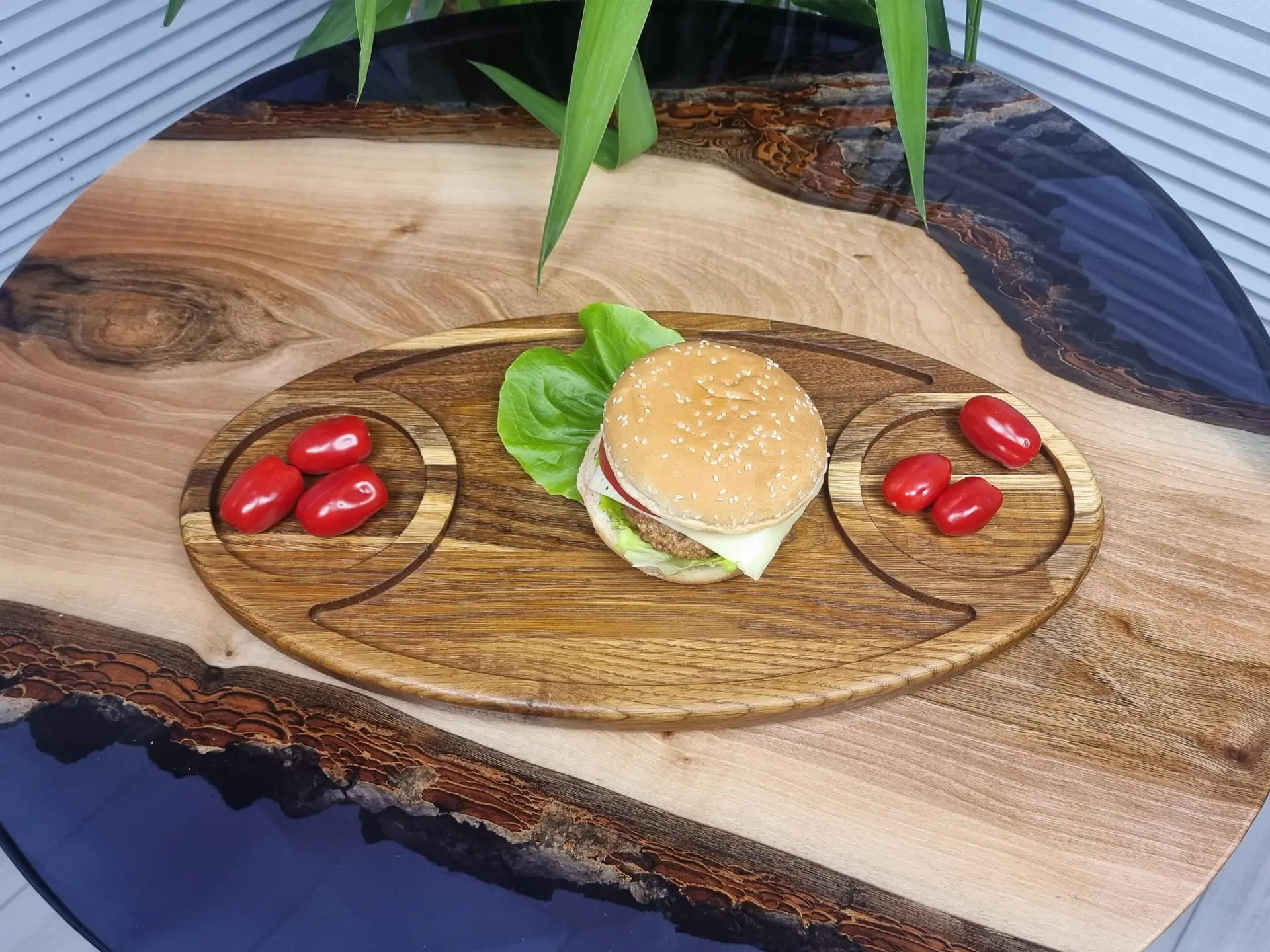 Deska do serwowania potraw, wykonana z ciemnego dębowego drewna.