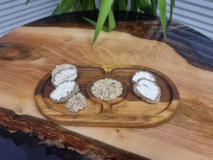 Deska do serwowania wykonana z drewna dębowego, z praktycznymi przegródkami.