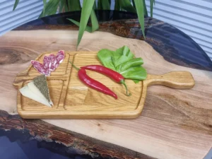 Deska do serwowania wykonana z wysokiej jakości drewna dębowego z wygodną rękojeścią.