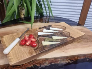 Naturalna deska do serwowania wykonana z drewna dębowego.