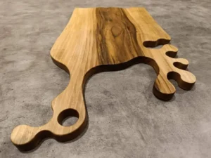 Drewniana deska do serwowania, wykonana z orzecha, idealna do prezentacji potraw.