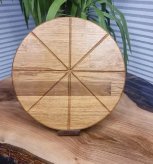 Okrągła deska do serwowania pizzy wykonana z drewna.