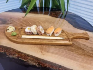 Dębowa deska do krojenia, zaprojektowana w kształcie ryby.