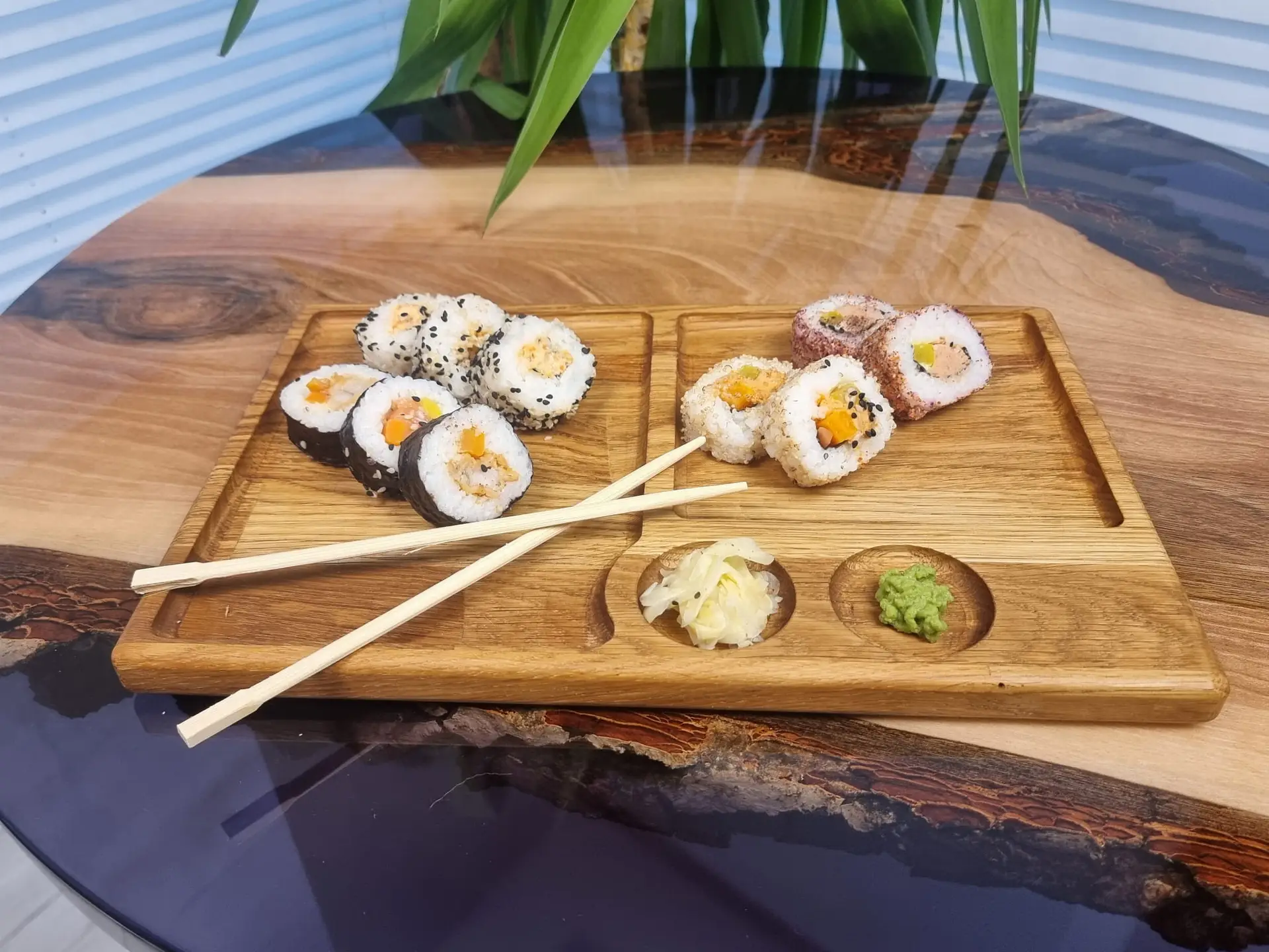 Dębowa deska do serwowania sushi, jak i dodatków.