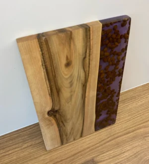 Deska do krojenia z drewna, z fioletowymi wzorami, zawierająca żywicę i ziarna kawy.