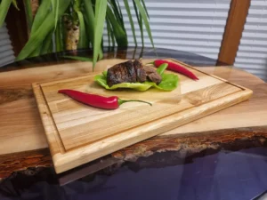 Drewniana deska do serwowania.