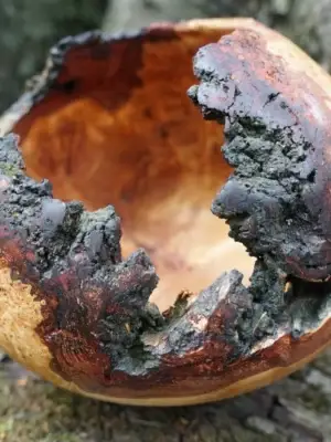 Wypalona drewniana misa z czeczoty brzozowej.