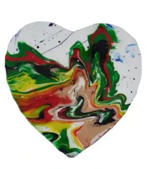 Obraz w kształcie serca z intensywnymi, kolorowymi plamami farby, przedstawiający abstrakcyjną kompozycję.