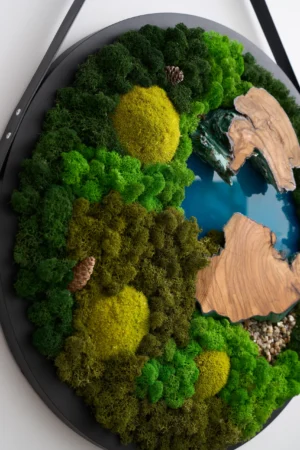 Okrągła dekoracja ścienna z mchem i drzewami, tworząca naturalny, zielony akcent w pomieszczeniu