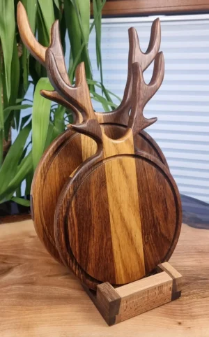 Zestaw okrągłych desek do krojenia z rękojeścią przypominającą jelenie rogi.