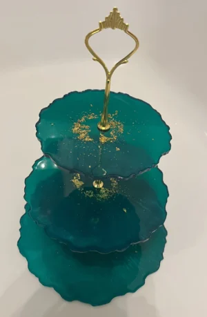 Trzystopniowa patera wykonana z żywicy epoksydowej z złotym wykończeniem, elegancko prezentująca przekąski lub ciasta.