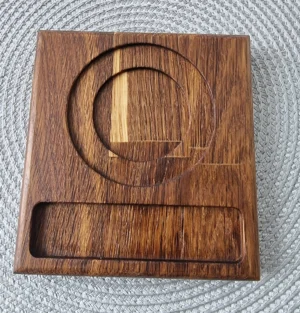 Drewniana podkładka pod kawę, wykonana z dębu, z eleganckim, naturalnym wyglądem.