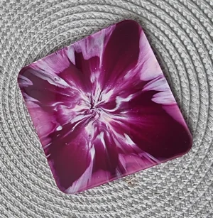 Podkładka wykonana z żywicy epoksydowej układającej się w motyw kwiatowy.