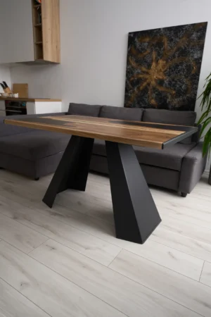 Stół wykonany z orzecha i czarnej żywicy, charakteryzujący się nowoczesnym designem i minimalistycznym stylem.