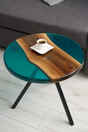 Stolik kawowy z blatem z drewna orzechowego i przezroczystej żywicy, elegancki i nowoczesny