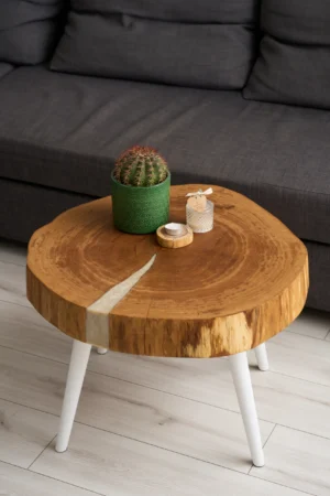 Stolik kawowy z jesionu i białej żywicy