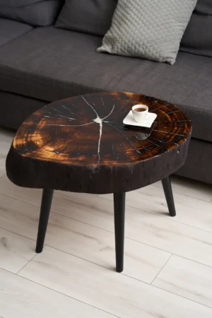 Stół kawowy z blatem z opalanego dębu i białej żywicy