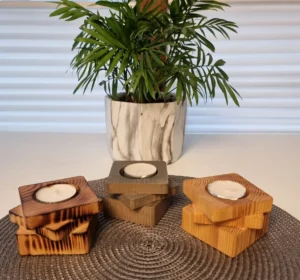 Trzy dębowe świeczniki na stole, każdy 7 cm, o różnej grubości.