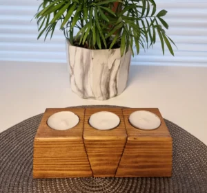 Zestaw trzech świeczników wykonanych z drewna dębowego.