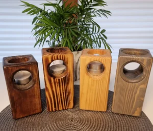 Wysoki świecznik wykonany z drewna dębowego.