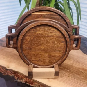 Trzy okrągłe deski do krojenia.