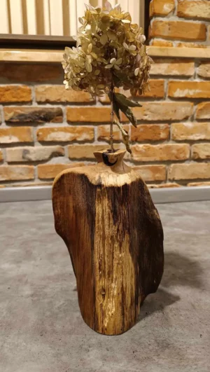 Wazon z drewna dębowego o wysokości 28 cm.