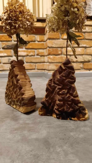 Dwa wazony z drewna wiązowego, ukazujące artystyczne detale i naturalny wygląd.