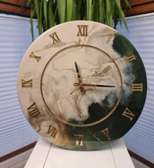 Zegar z zielono-złotą marmurową tarczą, wykonany z żywicy epoksydowej, o średnicy 40 cm.