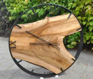 Zegar loftowy z drewna orzechowego, metalowa rama, czarna tarcza, średnica 60 cm.