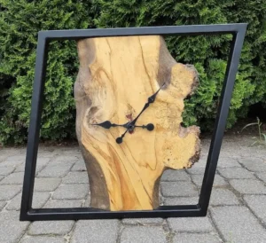 Zegar z pnia klonowego, 45 cm, w stylu loftowym, podkreślający naturalne piękno drewna.