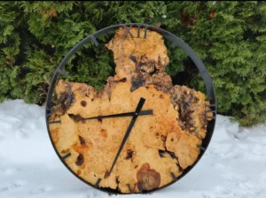 Zegar loftowy z drewna klonowego w kształcie pnia drzewa, o średnicy 50 cm, z wyraźnymi słojami drewna.